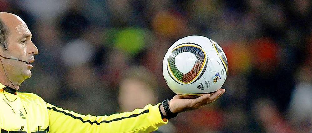 Schwerer Job: Die Schiedsrichter bei der WM müssen nicht nur den Ball im Blick behalten.