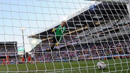 Platz 1 - 27. Juni, Achtelfinale Deutschland - England: Ein Ball, ein Tor, kein Pfiff. Lampards Schuss springt von der Lattenunterkante hinter die Linie. Alle haben es gesehen, nur die Schiedsrichter nicht. Es wäre das 2:2 gewesen, am Ende gewann Deutschland 4:1.
