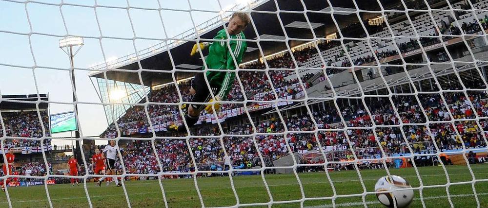 Platz 1 - 27. Juni, Achtelfinale Deutschland - England: Ein Ball, ein Tor, kein Pfiff. Lampards Schuss springt von der Lattenunterkante hinter die Linie. Alle haben es gesehen, nur die Schiedsrichter nicht. Es wäre das 2:2 gewesen, am Ende gewann Deutschland 4:1.