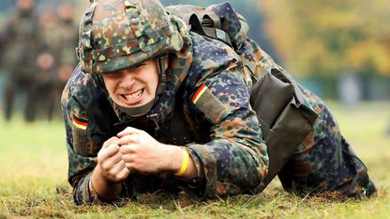 Im Gelände bewegen und Schusswaffen benutzen sind Teile der Wehrpflicht. Welche Aspekte der Ausbildung in der verkürzten Wehrpflicht bleiben ist noch nicht entschieden.
