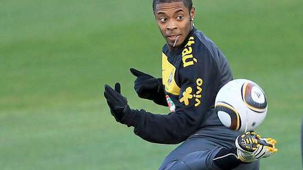 Der Brasilianer Michel Bastos übt schon einmal für das Viertelfinale gegen die Niederlande.