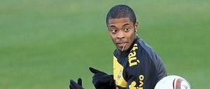 Der Brasilianer Michel Bastos übt schon einmal für das Viertelfinale gegen die Niederlande.