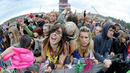 Feiern bis zum Umfallen. Trotz hygienisch fragwürdiger Bedingungen und meist miesem Wetter machen Festivals den Sommer zur schönsten Zeit des Jahres.