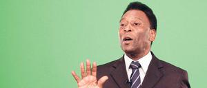 Pelé (rechts) erzielt das 1:0 gegen Italien im WM-Endspiel 1970 in Mexiko.