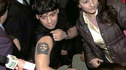 2001: Diego Maradona zeigt stolz sein Che-Tattoo. Bei der WM in Südafrika gibt er sich zugeknöpfter.