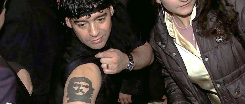 2001: Diego Maradona zeigt stolz sein Che-Tattoo. Bei der WM in Südafrika gibt er sich zugeknöpfter.