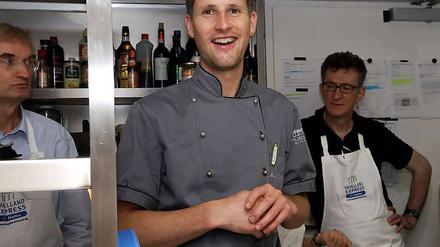 Heute arbeiten mal die anderen: Da hat Meisterkoch Michael Kempf gut lachen.