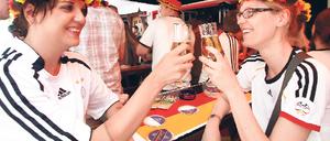 Prost! Die deutschen Brauereien erhoffen sich mehr Verkauf durch Siege der deutschen Mannschaft. Foto: AFP