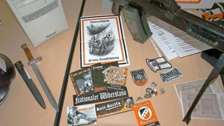Propagandamaterial, ein Dolch und ein Soft-Air-Maschinengewehr wurden beschlagnahmt.