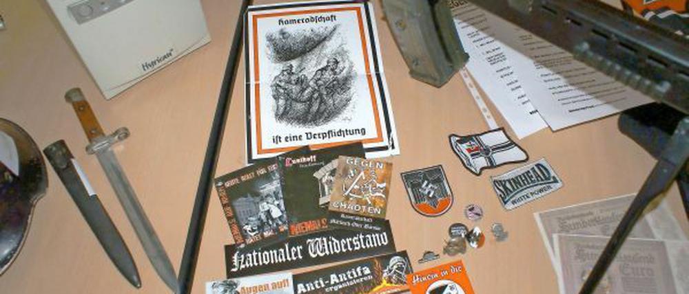 Propagandamaterial, ein Dolch und ein Soft-Air-Maschinengewehr wurden beschlagnahmt.