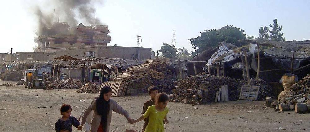 Selbstmordattentäter stürmen das Büro einer US-Hilfsorganisation in Kunduz.