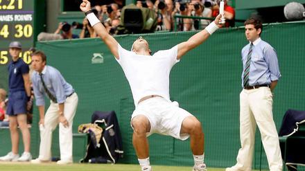 Rafael Nadal bejubelt seinen Sieg über Andy Murray und den Einzug in sein viertes Wimbledon-Finale.