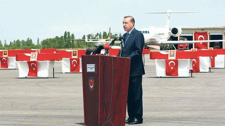 Trauer und Wut. Der türkische Premierminister Recep Tayyip Erdogan vor den Särgen getöteter Soldaten. Foto: Ahmet Izgi/AFP