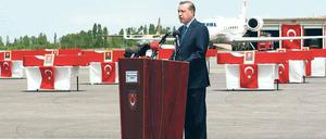 Trauer und Wut. Der türkische Premierminister Recep Tayyip Erdogan vor den Särgen getöteter Soldaten. Foto: Ahmet Izgi/AFP