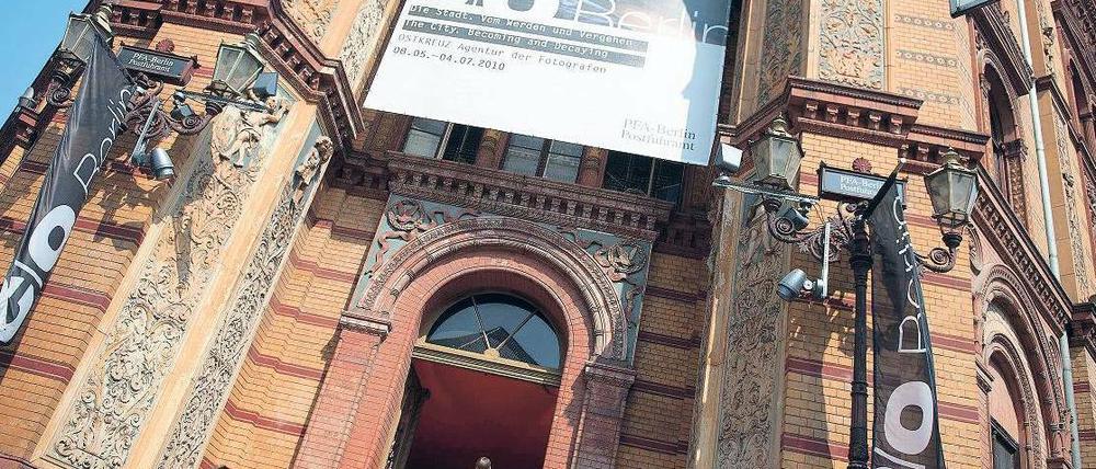 Unbekannt verzogen. Die Galerie C/O Berlin muss das Postfuhramt an der Oranienburger Straße verlassen. Verhandlungen mit dem neuen Besitzer aus Tel Aviv laufen. Foto: Axel Schmid/ddp