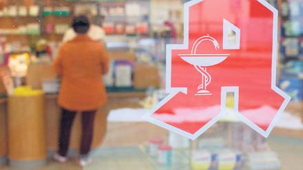 Unter Druck. Der Wettbewerb untereinander ist so stark wie nie. Um sich von der Konkurrenz abzuheben, braucht es eine gute Patientenversorgung und speziell auf die Kundschaft ausgerichtete Angebote. Nur so rechnet sich der Medikamentenhandel vor Ort noch. Die Apothekenkammern reagieren mit kostenlosen Fortbildungen. Foto: dpa