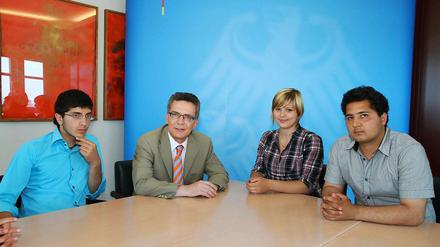 Bundesinnenminister Thomas de Maizière mit den Schülern. 