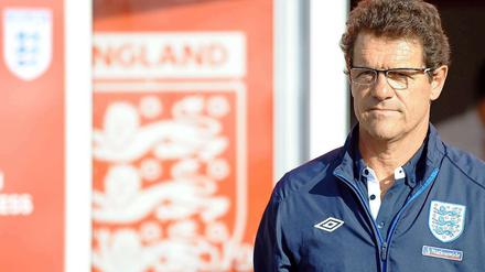 Der Italiener Fabio Capello darf die englische Nationalmannschaft trotz des schwachen Abschneidens bei der WM auch künftig trainieren.