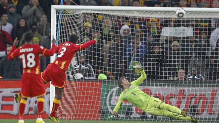 Der Anfang vom Ende: Asamoah Gyan (3) verschießt den Elfmeter, den zuvor Luis Suarez verschuldet hat. Uruguay rettet sich ins Elfmeterschießen und siegt am Ende 5:3.