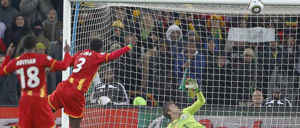 Der Anfang vom Ende: Asamoah Gyan (3) verschießt den Elfmeter, den zuvor Luis Suarez verschuldet hat. Uruguay rettet sich ins Elfmeterschießen und siegt am Ende 5:3.