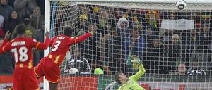 Der Anfang vom Ende: Asamoah Gyan (3) verschießt den Elfmeter, den zuvor Luis Suarez verschuldet hat. Uruguay rettet sich ins Elfmeterschießen und siegt am Ende 5:3.
