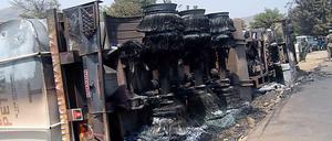 Der ausgebrannte Tanklaster.