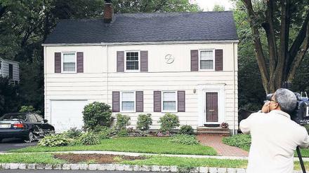 Getarnt zum Beispiel als gewöhnliches Ehepaar sollen die elf Beschuldigten gelebt haben; wie in diesem Haus in New Jersey. In Moskau sieht man in den Festnahmen den Versuch, das von Barack Obama angekündigte neue Verhältnis zu Russland zu torpedieren. Erst vergangene Woche war Kremlchef Dmitri Medwedew (o. l.) zu Gast in Washington. Fotos: AFP, dpa