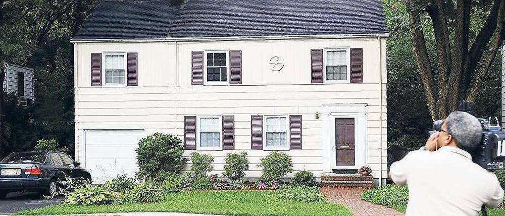 Getarnt zum Beispiel als gewöhnliches Ehepaar sollen die elf Beschuldigten gelebt haben; wie in diesem Haus in New Jersey. In Moskau sieht man in den Festnahmen den Versuch, das von Barack Obama angekündigte neue Verhältnis zu Russland zu torpedieren. Erst vergangene Woche war Kremlchef Dmitri Medwedew (o. l.) zu Gast in Washington. Fotos: AFP, dpa