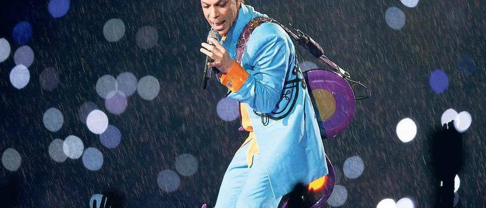Herrschaftlich. Inzwischen trägt Prince wieder seinen alten Namen – jahrelang musste er sich „Symbol“ oder „TAFKAP“ nennen. Auf der Bühne blieb er sich immer treu. Foto: Imago
