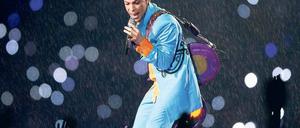 Herrschaftlich. Inzwischen trägt Prince wieder seinen alten Namen – jahrelang musste er sich „Symbol“ oder „TAFKAP“ nennen. Auf der Bühne blieb er sich immer treu. Foto: Imago