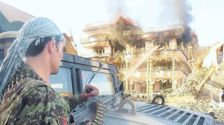 Nach dem Kampf. Sechs Selbstmordattentäter griffen in Kundus ein amerikanisches Hilfsunternehmen an. Mit ihnen starben fünf weitere Menschen. Foto: Naqeeb Ahmed/dpa