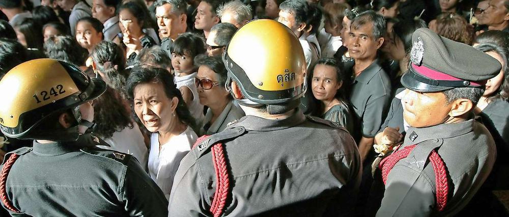 Auch sechs Wochen nach dem Ende der "Rothemden"-Demonstrationen ist über Bangkok und weiten Teilen Thailands immer noch der Notstand verhängt.