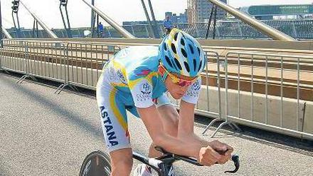 Das Training von Radprofis ist stets eine einsame Angelegenheit, so wie hier das des Tour-Favoriten Alberto Contador in Rotterdam. 