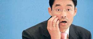 Au Backe! Monatelanger Streit und dann das: Minister Rösler muss Beitragserhöhungen verkünden.