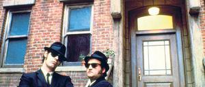 Selbst der Vatikan würdigt den Film „Blues Bothers“. Warum auch nicht, seine Botschaft ist gut katholisch. Elwood Blues (Dan Aykroyd, links) und Jake Blues (John Belushi) wollen das von der Schließung bedrohte Waisenhaus retten, in dem sie aufgewachsen sind. Foto: Arte