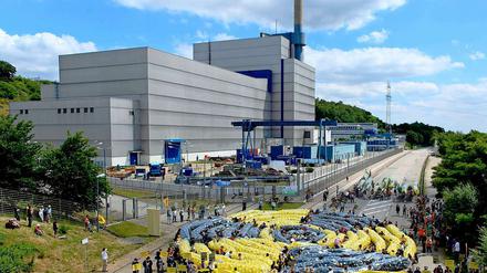 Atomkraftgegner formen am vor dem Atomkraftwerk Krümmel aus Ballonschläuchen ein Radioaktivitätszeichen. 