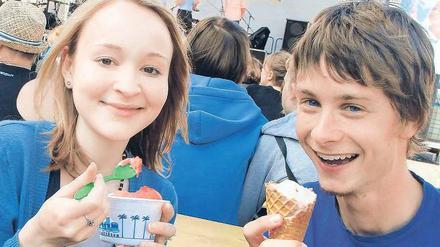 Hinein ins Vergnügen. Schülerbands spielten am Dienstagnachmittag in der Spandauer Altstadt zum Ferienbeginn auf. Zu dem Musikwettbewerb hatte ein Eisladen aufgerufen. 