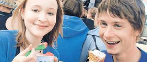 Hinein ins Vergnügen. Schülerbands spielten am Dienstagnachmittag in der Spandauer Altstadt zum Ferienbeginn auf. Zu dem Musikwettbewerb hatte ein Eisladen aufgerufen.