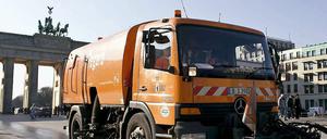 Ein Fahrzeug der Berliner Stadtreinigungsbetriebe (BSR) säubert den Pariser Platz vor dem Brandenburger Tor.