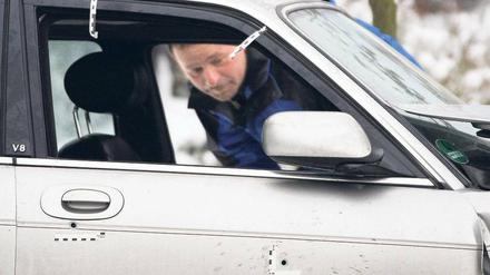 Bis das Magazin leer war. Acht Mal schoss der Polizist Reinhard R. auf den mit Haftbefehl gesuchten Dennis J. Nach der Tat untersuchte die Polizei das Auto, in dem J. starb – die genauen Umstände sind aber nach wie vor strittig. Foto: Bernd Settnik/dpa
