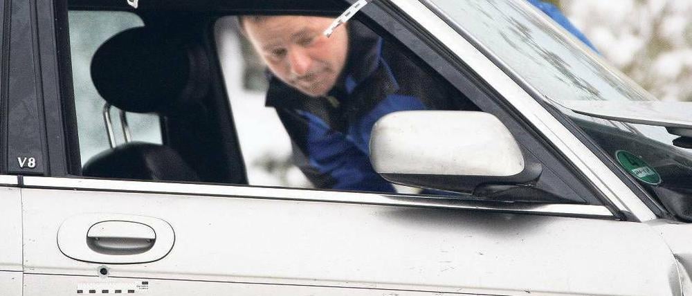 Bis das Magazin leer war. Acht Mal schoss der Polizist Reinhard R. auf den mit Haftbefehl gesuchten Dennis J. Nach der Tat untersuchte die Polizei das Auto, in dem J. starb – die genauen Umstände sind aber nach wie vor strittig. Foto: Bernd Settnik/dpa