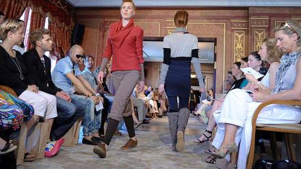 Models zeigen ökologisch produzierte Mode im Green Showroom des Hotels Adlon.