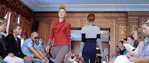 Models zeigen ökologisch produzierte Mode im Green Showroom des Hotels Adlon.