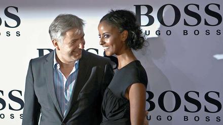 Modenschau mit Prominenz: Bei der Show von "Black Boss" ließ sich auch Berlins Regierender Bürgermeister Klaus Wowereit sehen - und ablichten: mit Model Sara Nuru. 