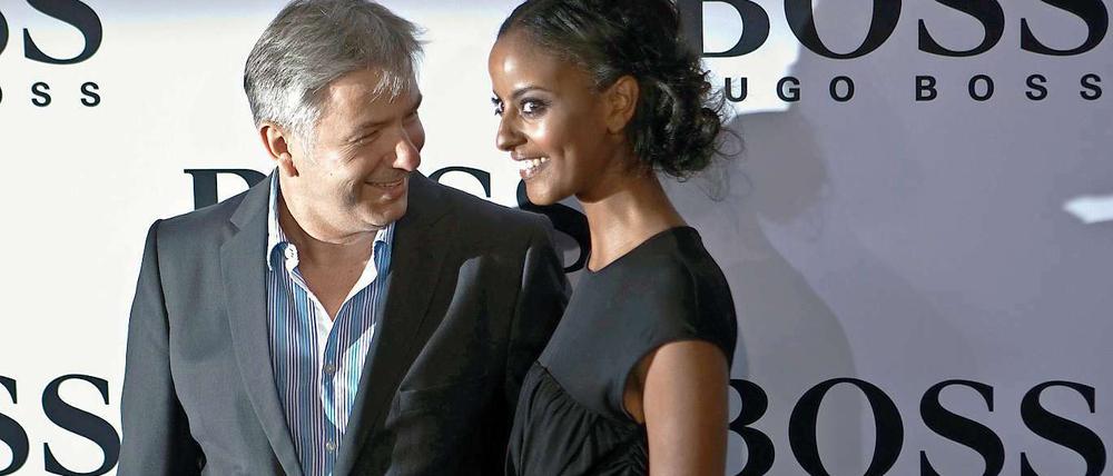 Modenschau mit Prominenz: Bei der Show von "Black Boss" ließ sich auch Berlins Regierender Bürgermeister Klaus Wowereit sehen - und ablichten: mit Model Sara Nuru. 