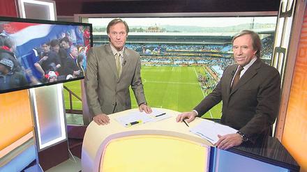 Was bei der Fußball-WM 1998 begann, endet heute beim Weltturnier in Südafrika. Günter Netzer (r.) beendet das Duett mit Gerhard Delling. Dafür kommt Mehmet Scholl.