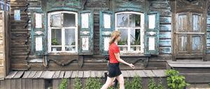 Harte, lange Winter setzen den traditionellen Häusern in Jakutsk zu. Die Sommer im „Sibirien von Sibirien“ sind nur kurz. Offenbar in vielerlei Hinsicht. Foto: Mauritius Images