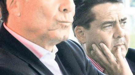 So sehen keine Freunde aus: Die Parteichefs Sigmar Gabriel (im Hintergrund) und Klaus Ernst beharken sich derzeit gegenseitig.