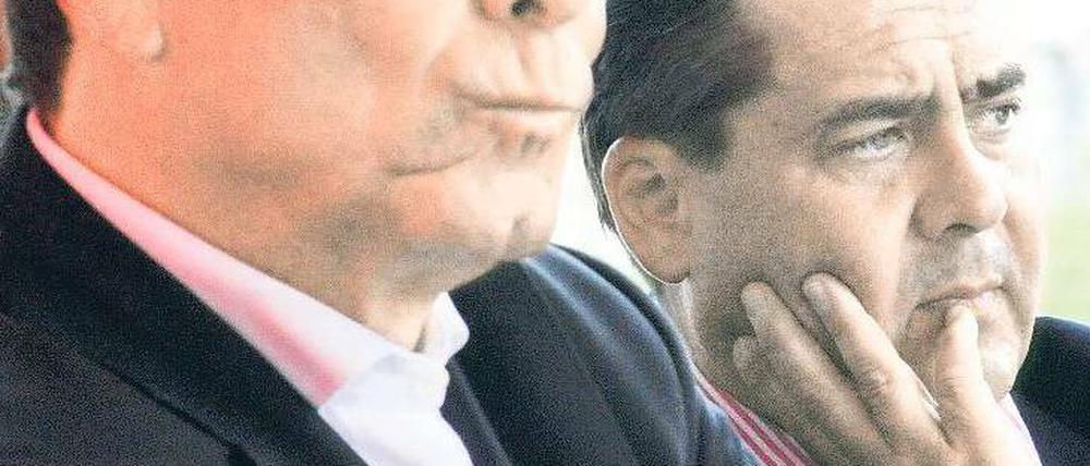 So sehen keine Freunde aus: Die Parteichefs Sigmar Gabriel (im Hintergrund) und Klaus Ernst beharken sich derzeit gegenseitig.