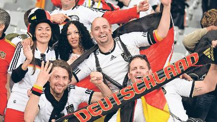 Gut lachen hatten die deutschen Fans in Südafrika vor dem Spiel gegen Spanien. Reisepakete nur zum Finale waren danach jedoch in Deutschland unverkäuflich. Foto: dpa